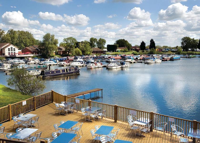 Lovely Static Caravan At Billing Aquadrome Villa Northampton Dış mekan fotoğraf